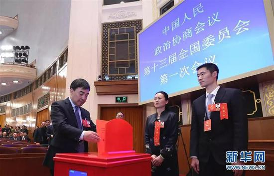 　　3月14日，全国政协十三届一次会议在北京人民大会堂举行第四次全体会议，选举政协第十三届全国委员会主席、副主席、秘书长和常务委员。这是委员在投票。新华社记者 庞兴雷 摄