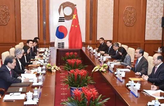 ▲11月22日，外交部长王毅在北京钓鱼台国宾馆同韩国外长康京和举行会谈。