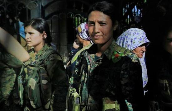 23岁的叙利亚库尔德女战士巴林·科巴尼（Barin Kobani），照片未标注具体日期。