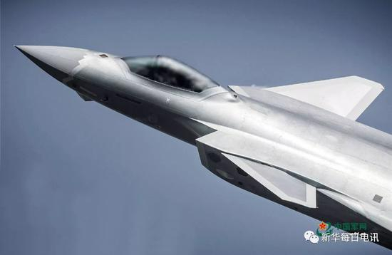  试飞员驾驶歼-20飞机在珠海航展亮相。陈肖 摄影（资料图）