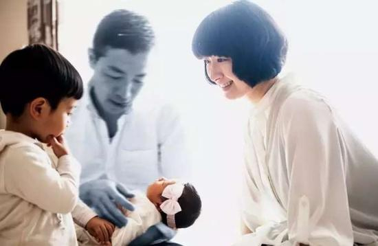 ▲疯狂的租人服务，租个男子假扮孩子的爸爸。图据《大西洋月刊》