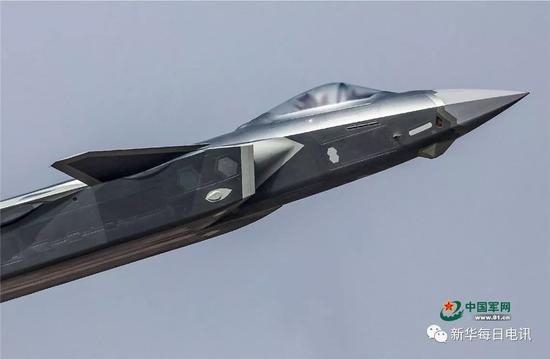 试飞员驾驶歼-20飞机在珠海航展亮相。陈肖 摄影（资料图）