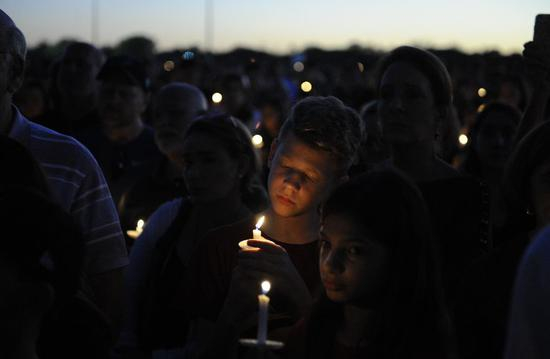 ▲&nbsp;2月15日，佛罗里达州帕克兰市，人们手举蜡烛对遇难者守夜。 图/新华社