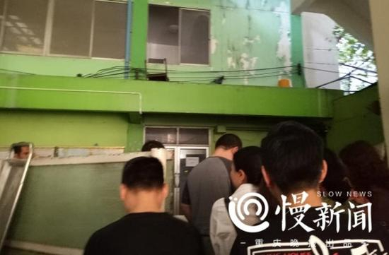 家属在医院看何永杰最后一面