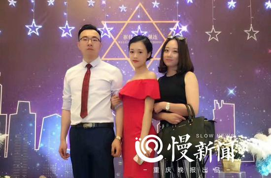 王馨连（中）和崔先生（左一）喜结良缘