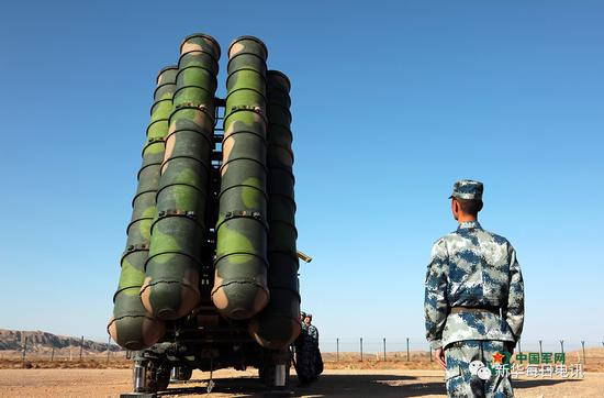  空军“蓝盾-2017S”金盾牌比武竞赛，空军地导某旅导弹快速起竖，准备战斗。李明 摄影