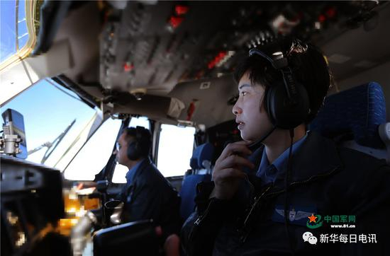 空军首位运-9飞机女机长陈金兰驾驶飞机飞赴目标空域。刘畅 摄影