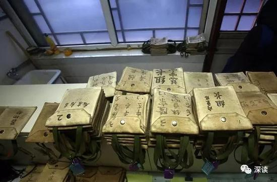 警卫处的队员们上岗前先领用各种大门钥匙，钥匙用布包装着，写上地点编号