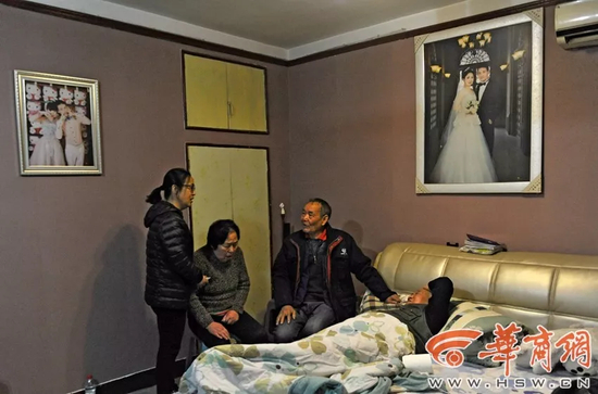 　　救人保安李国武的父母得知了小儿子救人时遇难，老父亲躺在病床上血压高达190，老母亲在女儿的搀扶下不时哭泣。来源：华商网-华商报