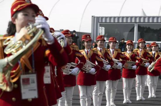2月8日朝鲜拉拉队员在朝鲜体育代表团升旗仪式上演奏乐曲。新华社记者韩岩摄