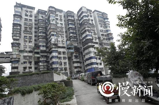 △从第10层平台，能看到白象居小区3栋楼