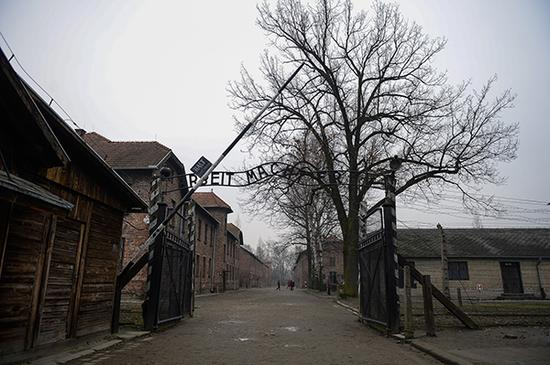 　　当地时间2018年1月27日，波兰奥斯威辛，国际大屠杀纪念日当日，奥斯威辛集中营举行仪式纪念集中营解放73周年，缅怀大屠杀遇难者。视觉中国 图