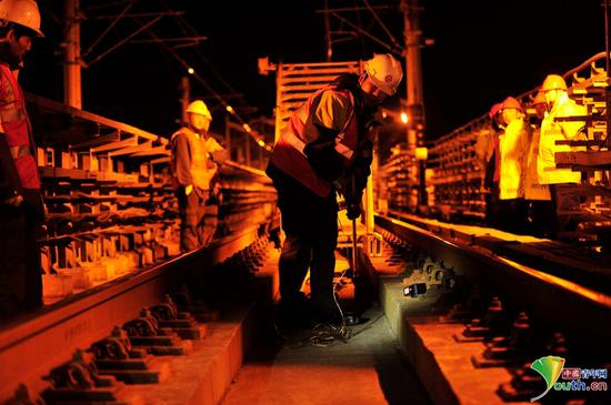 刘帅要使用验电器进行验电，图为刘帅正在检查验电器状态。中国青年网记者　刘尚君摄