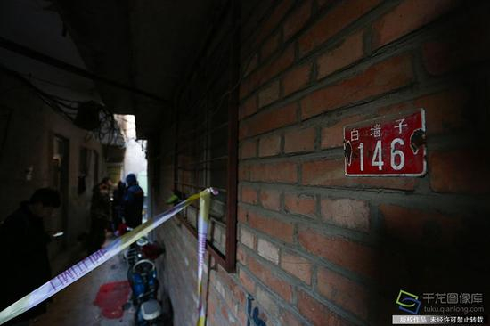 12月13日1时18分，北京市朝阳区十八里店乡白墙子村一村民宅基地自建房发生火灾。图为白墙子村146号拉起警戒线（图片来源：tuku.qianlong.com）。千龙网记者 万小军摄