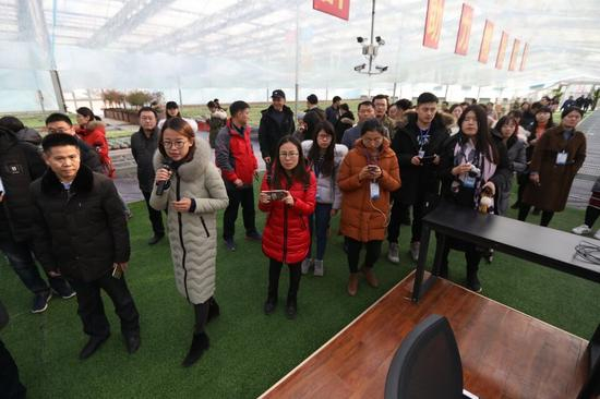 采访团参观青州国际花卉创业园。