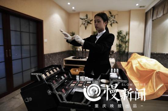 王馨连带上橡胶手套，开始整容