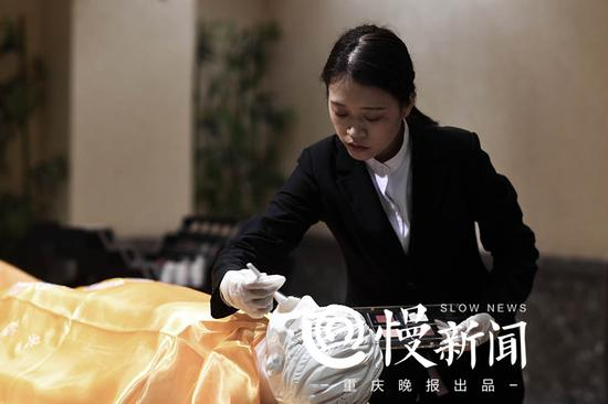 为提高遗体整容水平，王馨连在模特上苦练技术