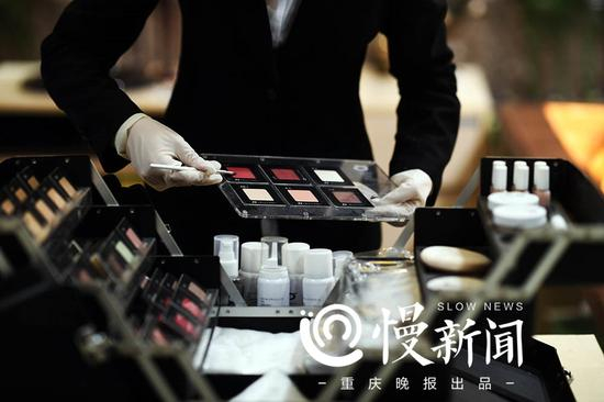 根据遗体的肤色，进行化妆调色