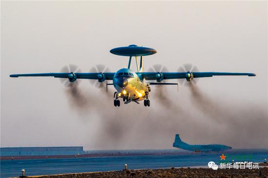  空军“红剑-2017”体系对抗演习，空警500预警机飞向作战空域。杨军 摄影