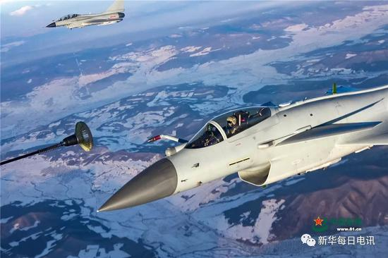  歼-10B战机空中加油。