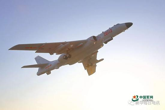  12月18日，中国空军轰-6K战机从华东某机场起飞，赴日本海远洋训练。张海深 摄影