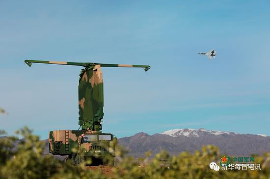  空军“蓝盾-2017S”金盾牌比武竞赛，空军地导某旅对抗“蓝军”超低空突袭。李明 摄影