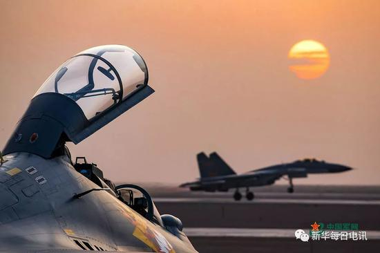  “金头盔-2017”空军对抗空战竞赛考核，旭日初升，战机加力升空。杨盼 摄影