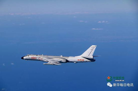 12月18日，中国空军轰-6K战机开展远洋训练。吴岳鹏 摄影