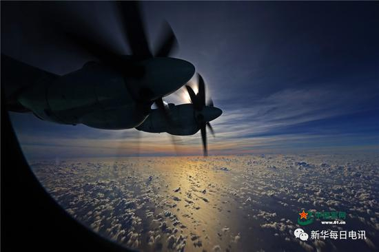  南海上空白云朵朵，运-9飞机在浩瀚的大海深处航行。刘畅 摄影