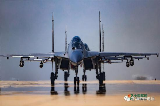  2017年8月，“国际军事比赛-2017”航空飞镖项目，中国空军苏-30滑向起飞线。杨盼摄影