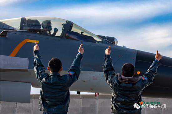  “金头盔-2017”空军对抗空战竞赛考核，战机滑出，飞行员为战友鼓劲加油。杨盼 摄影