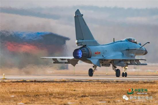 歼-10B战机参加空中加油训练。