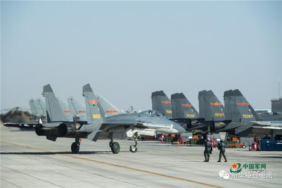  空军“红剑-2017”体系对抗演习，两名飞行员走下战机，边走边交流空战体会。杨军 摄影