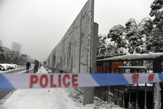 　　2018年1月4日，安徽合肥遭遇大雪。合肥市望江路上多处BRT公交站台坍塌，致1人死亡多人受伤。 视觉中国 图