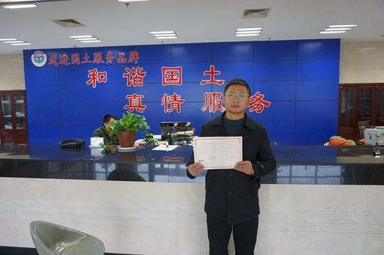 2015年12月30日，全国首宗农房抵押贷款发放不动产权证