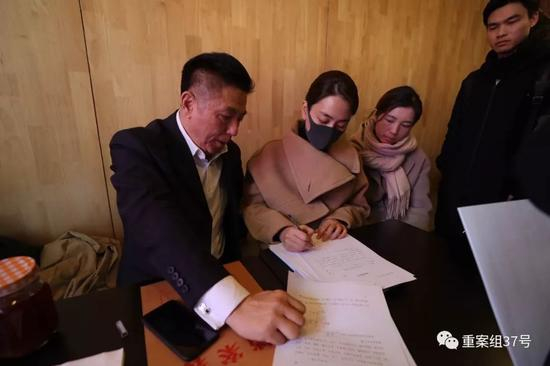 　　▲在律师陪同下，马苏在起诉书上签名。由于不满黄奕前夫黄毅清的微博言论，马苏起诉黄毅清刑事诽谤罪，诽谤案件属于刑事自诉案件，当事人可以提起自诉并要提交相关证据。 新京报记者 王飞 摄