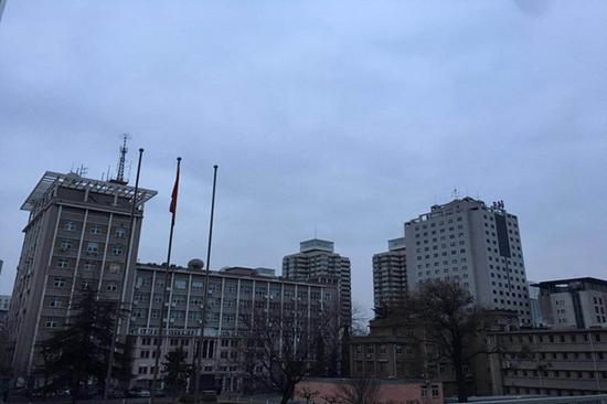 今天早晨，北京天空阴沉，气温较低，体感寒冷。