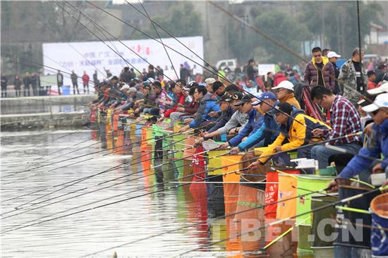 图为选手们在垂钓赛事中各显神通。