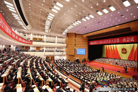 　　1月24日，北京市第十五届人民代表大会第一次会议在北京会议中心开幕。图为开幕式现场（图片来源：tuku.qianlong.com）。千龙网记者 万小军摄