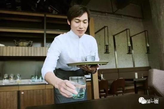 △ 在书店工作中的刘银川