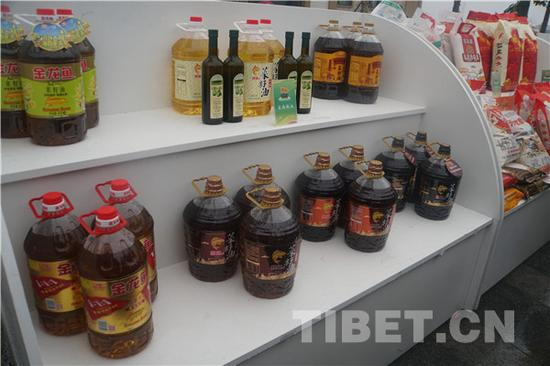 图为当地农副产品展示