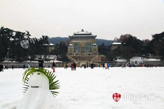 近日，湖北武汉出现强降雪，雪后武汉大学银装素裹。范宏飞 摄