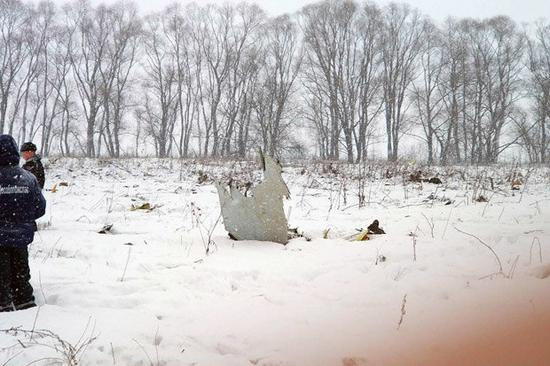  图为坠毁客机碎片。（图片来源：《每日星报》）