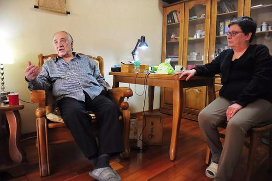 △菲拉斯和妻子瓦法。&nbsp; 摄影/袁艺