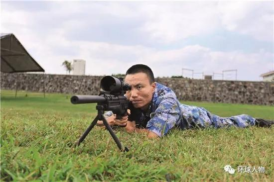 龙茂长在进行狙击步枪射击训练。