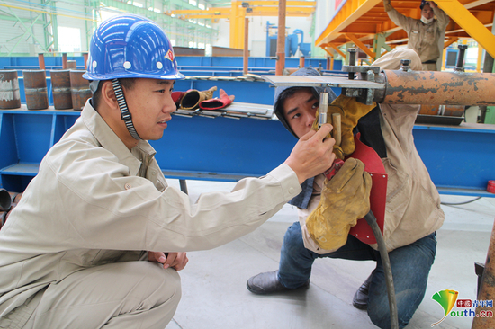 邱明辉正在车间进行作业。本人供图