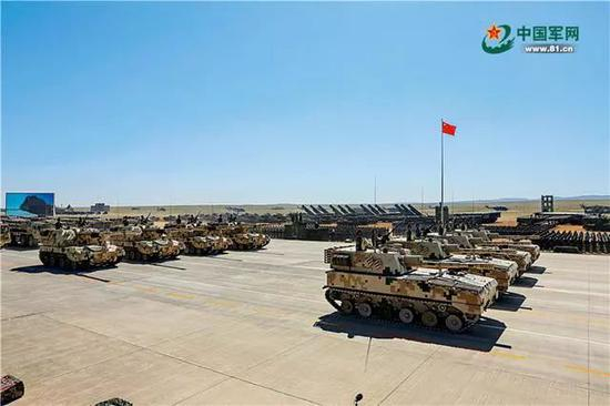 　　自行火炮方队由122自行榴弹炮、155自行加榴炮和300毫米远程火箭炮混合编成。炮兵素有“战争之神”的美誉。伴随着现代化水平的提高，今天的中国炮兵火力更猛、精度更高、机动性更强。穆可双 摄