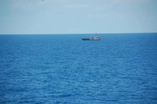 在南沙海域活动的越南渔船。刘锋摄