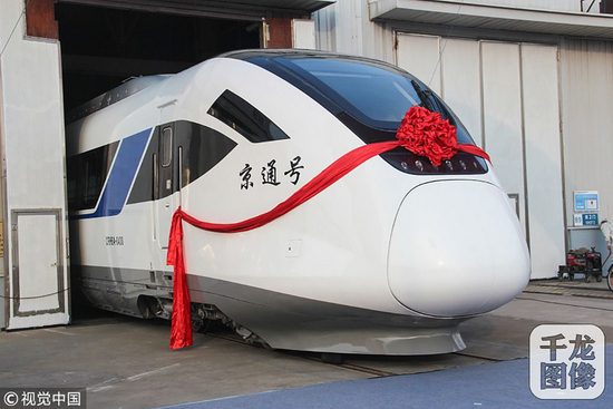  12月7日，中车四方股份公司为北京市郊铁路副中心线量身打造的CRH6A型城际动车组正式交付北京，并命名为“京通号”（稿件图文来源：视觉中国）。千龙网发