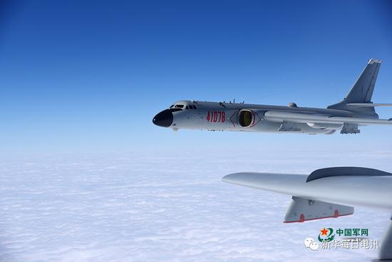 空军轰-6K等多型多架战机开展远洋训练。陈亮 摄影